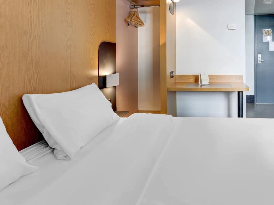 Ropa de cama de alta calidad, escritorio y sistema de insonorización