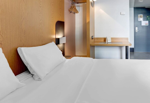 Hochwertige Bettwaren, Schreibtisch, schallisolierte Zimmer