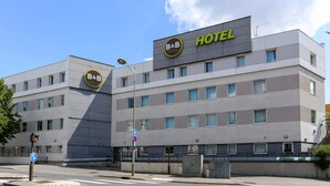 Ein Bed & Breakfast Hotel mit modernem Design, mehreren Etagen und einer auffälligen Schilderung.