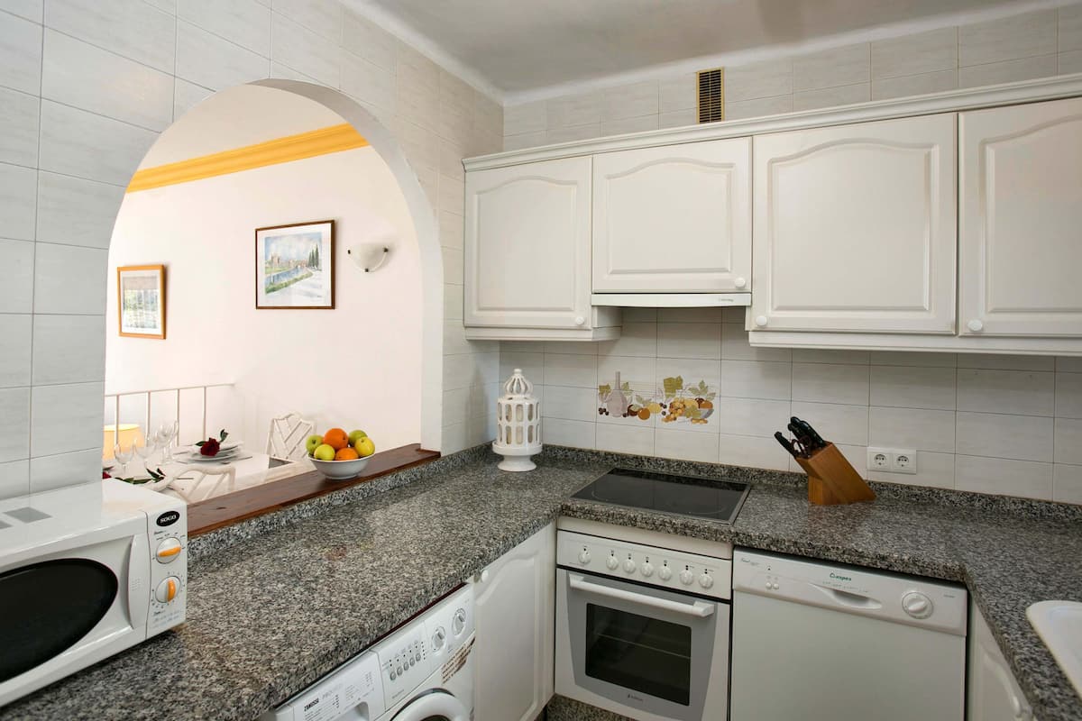 fridge, microwave, coffee/tea maker, high chair