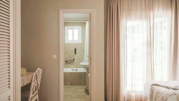 Két bảo mật tại phòng, màn/rèm cản sáng, bàn ủi/dụng cụ ủi quần áo