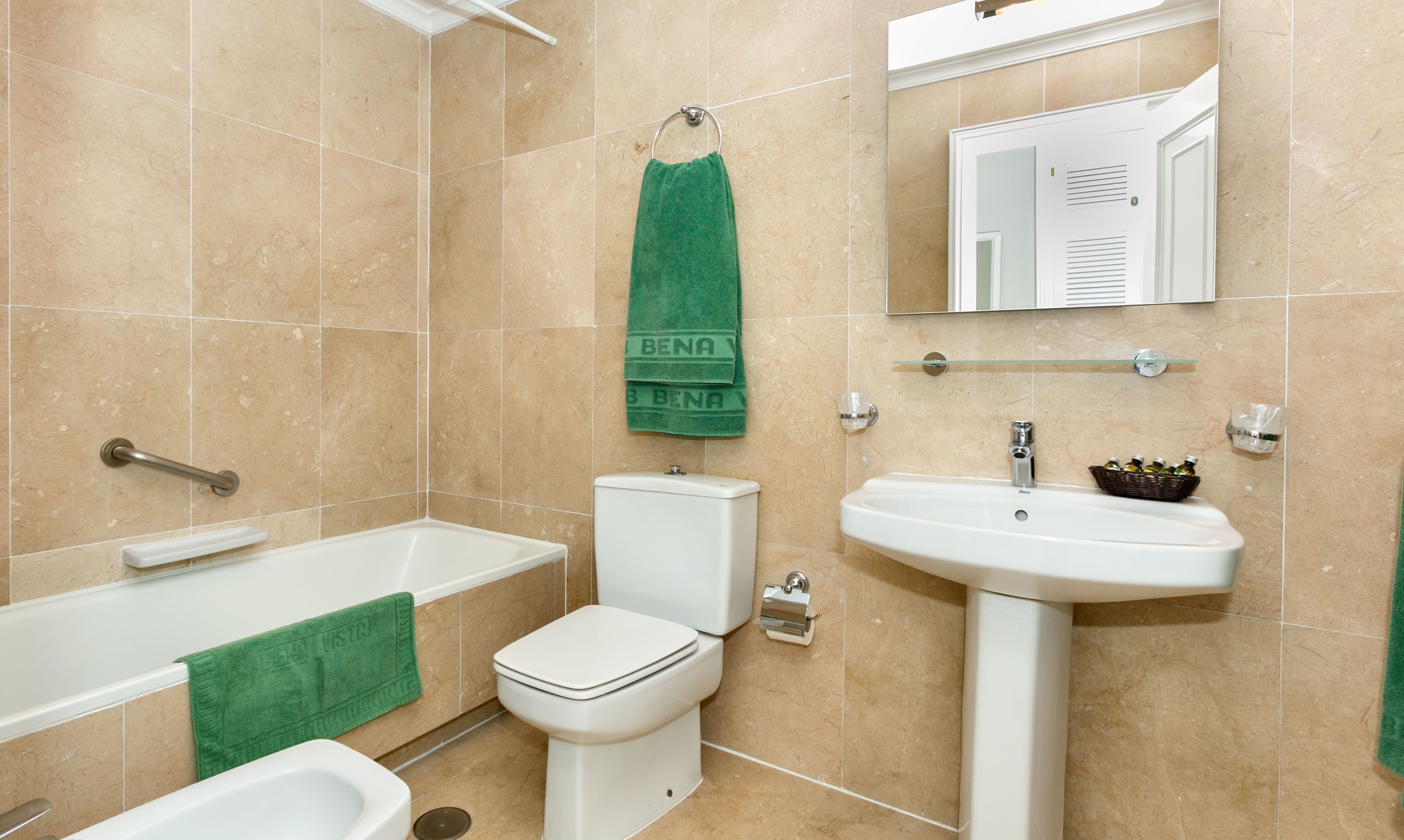 combined shower/bathtub, free toiletries, hair dryer, bidet