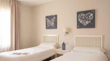 Caixa forta a l'habitació, cortines opaques i planxa i posts de planxar