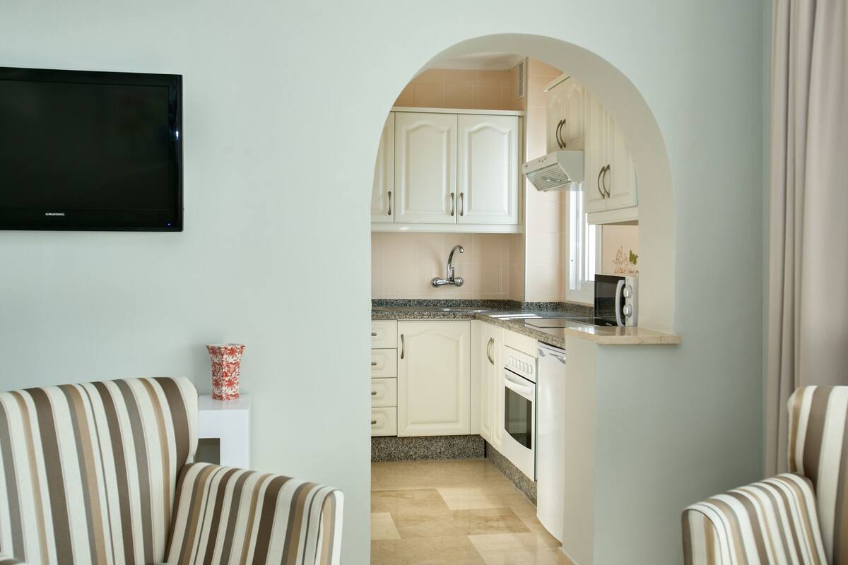 32-inch flat-screen tv with satellite channels