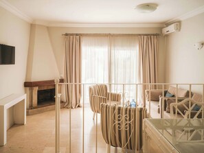 32-inch flat-screen TV with satellite channels - Apartamentos Ona Club Bena Vista (Estepona)