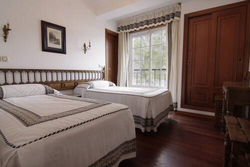 Habitación básica con 2 camas individuales | Escritorio, camas supletorias, wifi gratis y ropa de cama