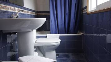 Bañera, artículos de tocador gratuitos, secador de pelo, toallas