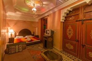 Premium bedding, desk, free cots/infant beds, rollaway beds - Riad Amssaffah (Marrakech)
