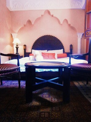 Hochwertige Bettwaren, Schreibtisch, kostenlose Babybetten