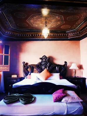 Tradisjonell suite, 1 kingsize-seng, ikke-røyk, bassengutsikt | Sengetøy av topp kvalitet, skrivebord og barnesenger (inkludert)