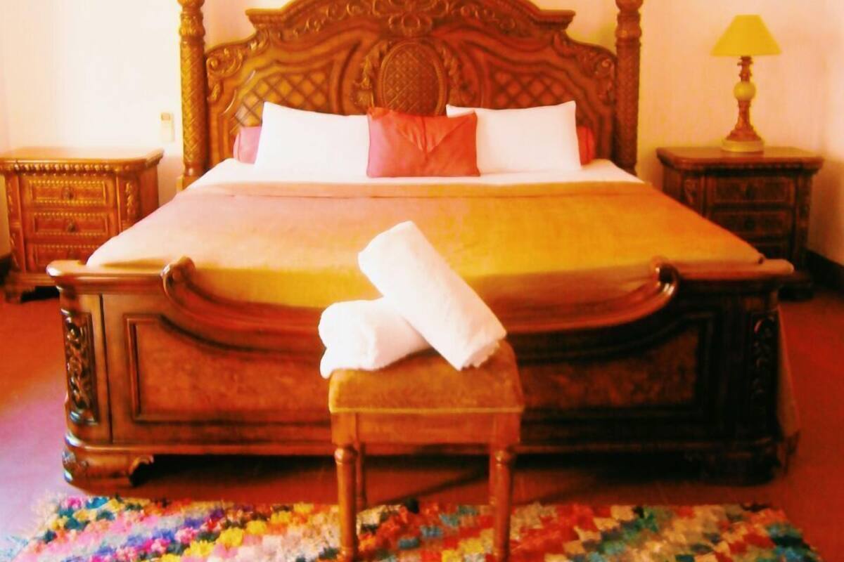 Traditional Suite, 1 King Bed, Non Smoking, Pool View