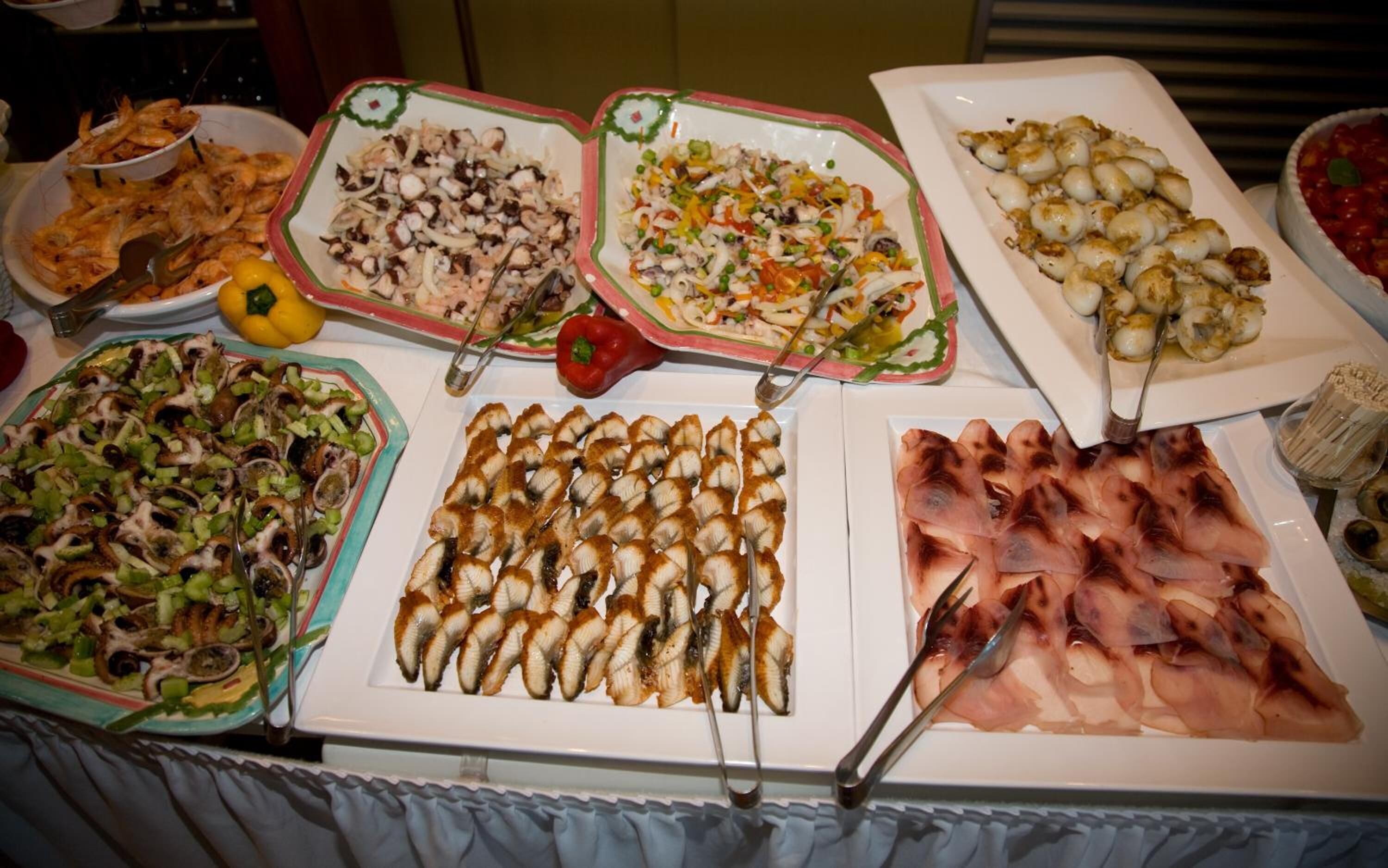 lunch and dinner served, international cuisine