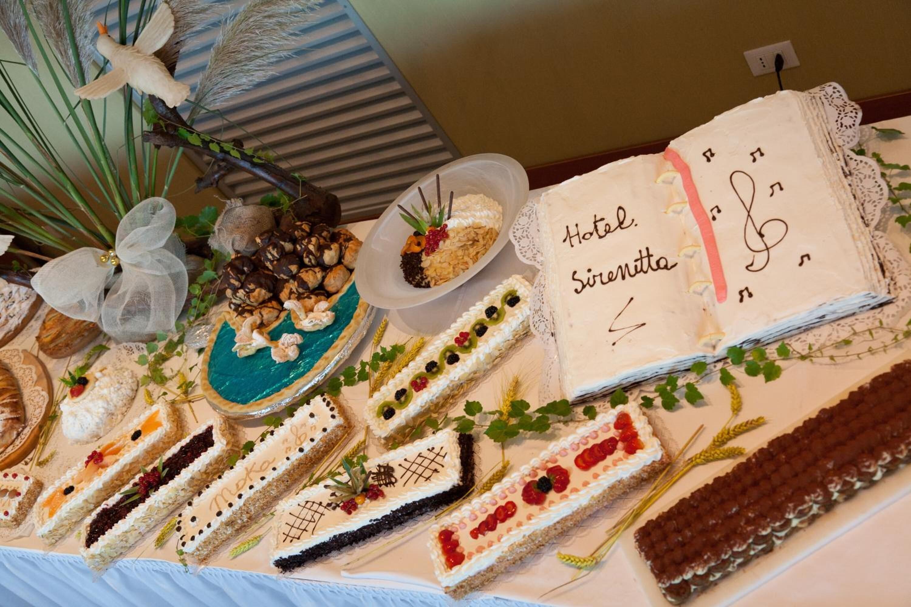 lunch and dinner served, international cuisine