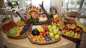 A buffet table with various fruits and a decorative centerpiece. - Hotel Sirenetta (Jesolo)