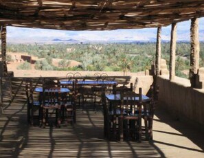 2 restaurants; s'hi serveixen esmorzars, dinars i sopars