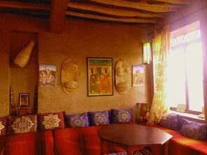 2 restaurantes, com serviço de café da manhã e almoço; culinária local