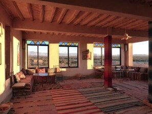 2 restaurantes, com serviço de café da manhã e almoço; culinária local