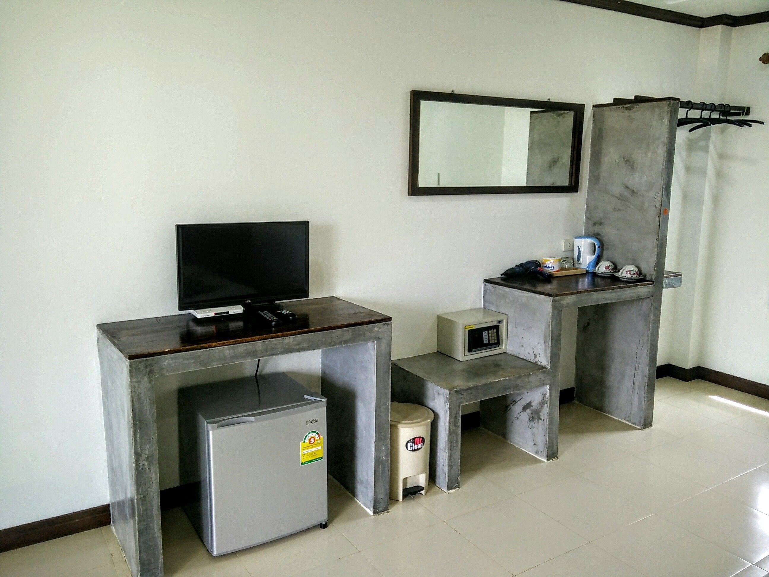 standard double room, 1 queen bed | in-room safe, desk, laptop workspace, soundproofing