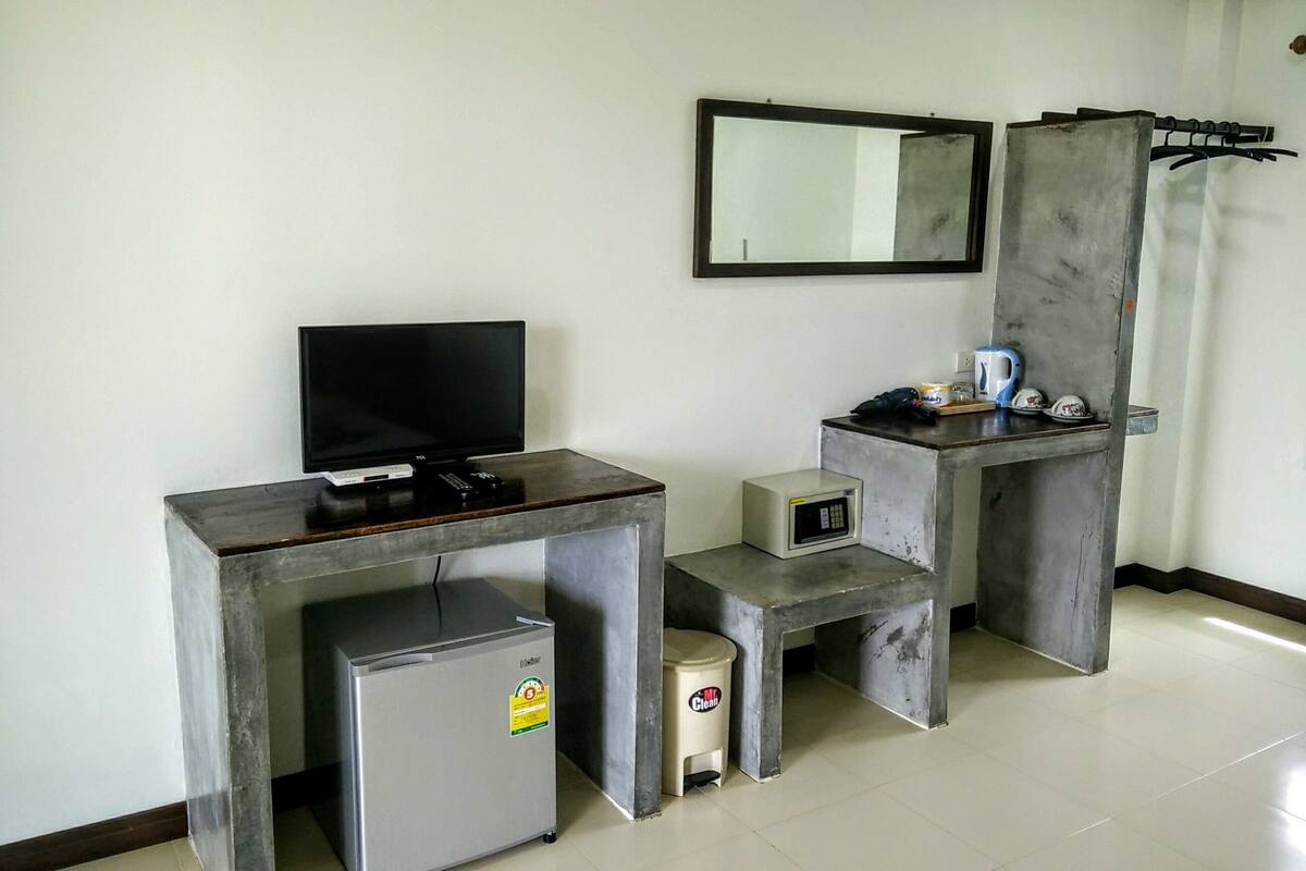 standard double room, 1 queen bed | in-room safe, desk, laptop workspace, soundproofing