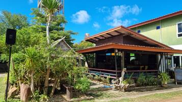 Makan tengah hari dan sarapan lewat pagi dihidangkan