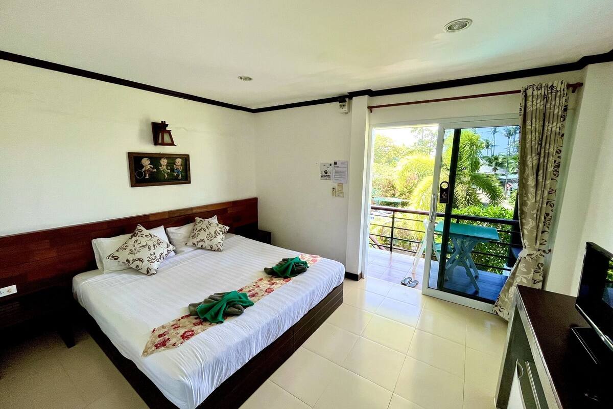 standard double room, 1 queen bed | in-room safe, desk, laptop workspace, soundproofing