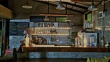 Serviert Mittagessen, Brunch und Happy Hour