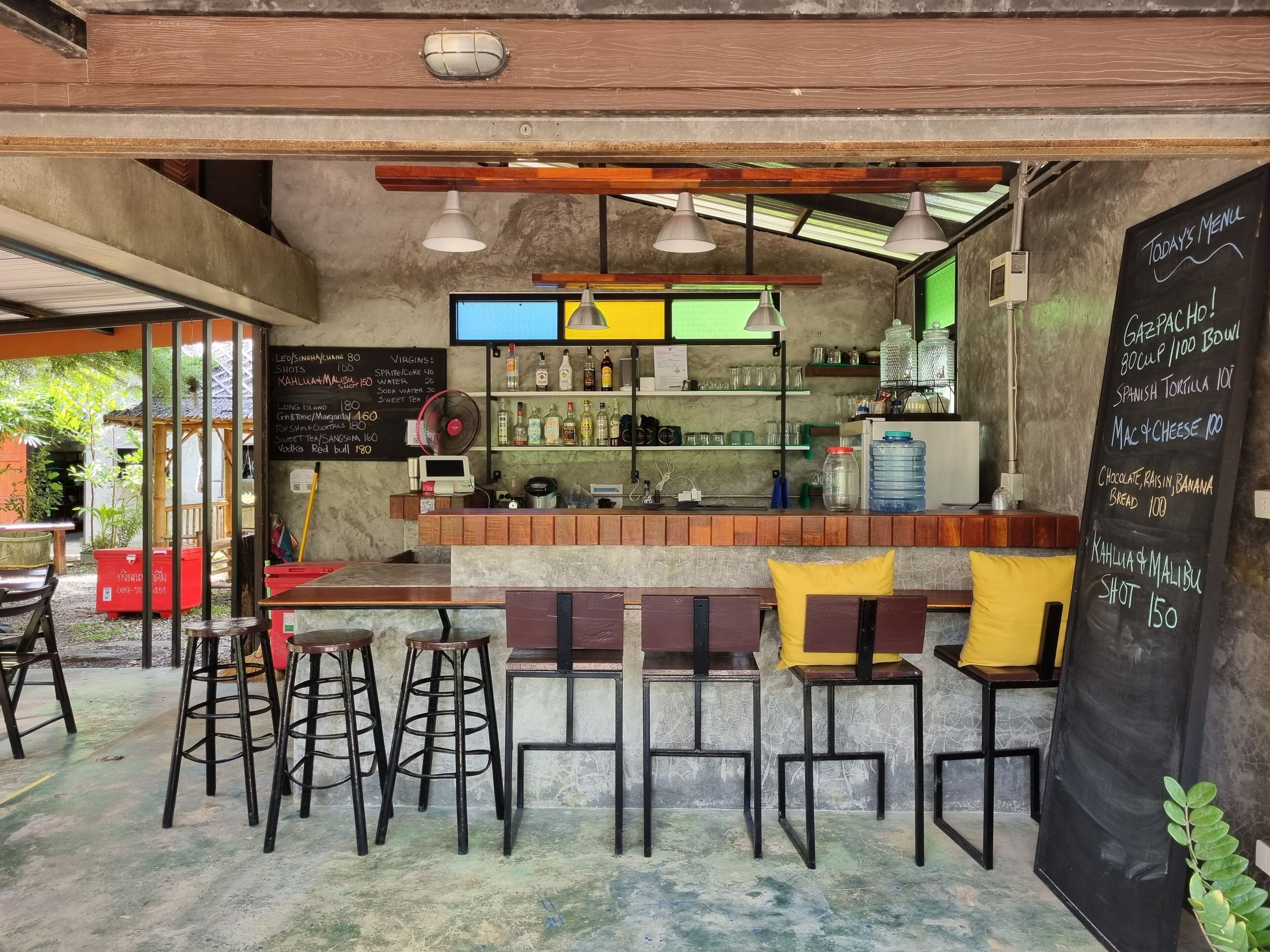 serves lunch, brunch and happy hour