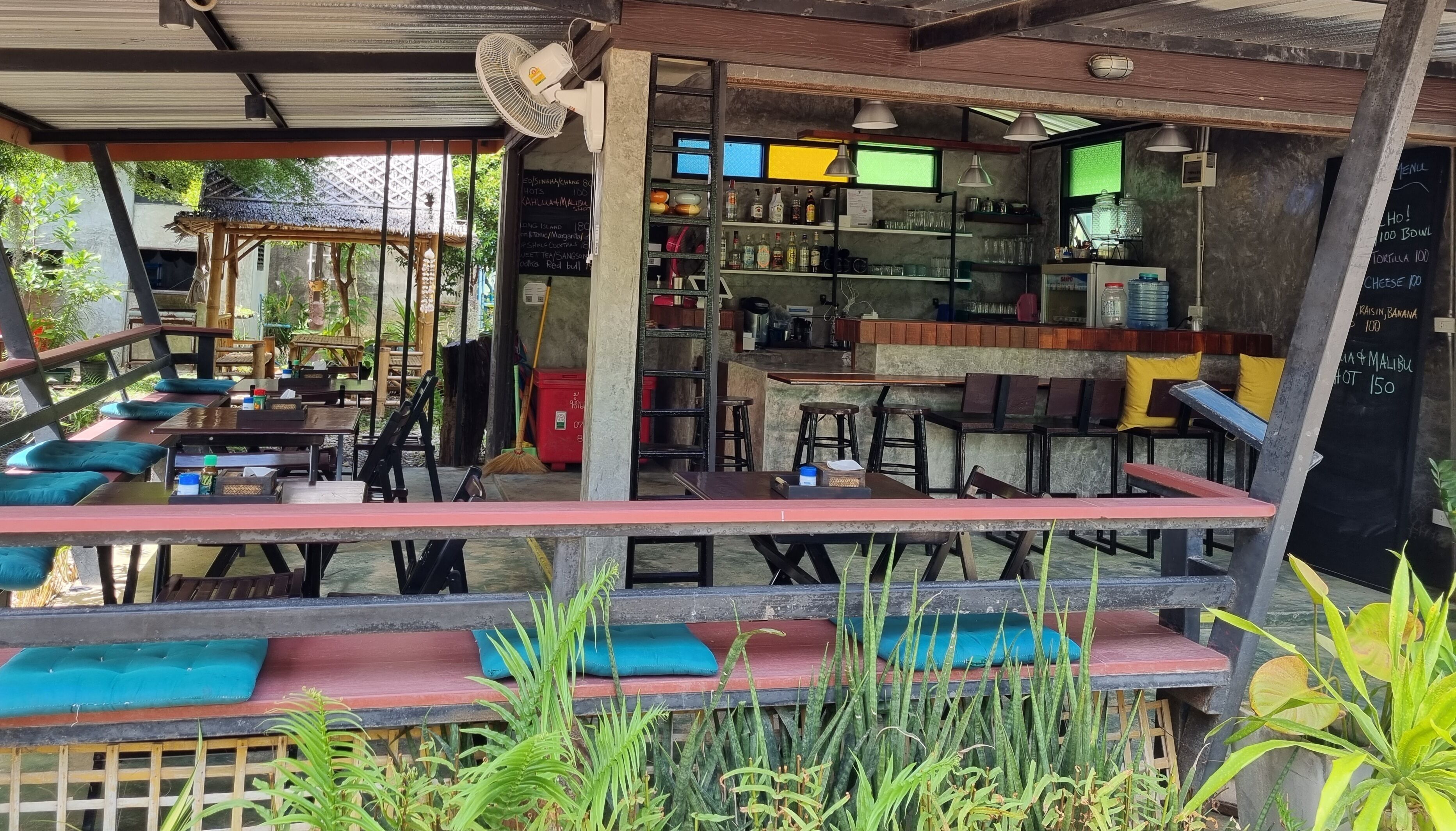 serves lunch, brunch and happy hour