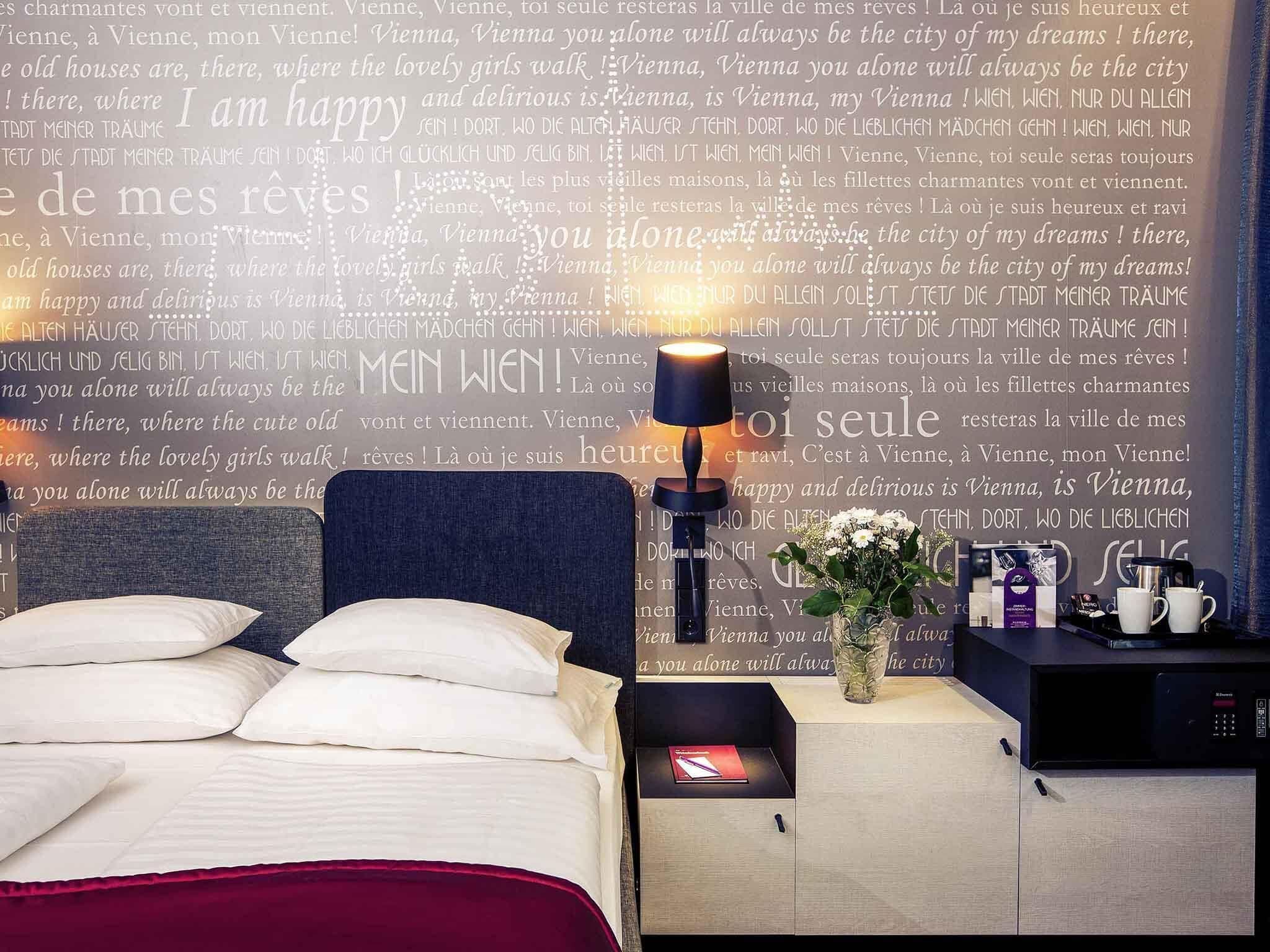 ميني بار وخزنة داخل الغرفة ومكتب ومكواة/لوح كي