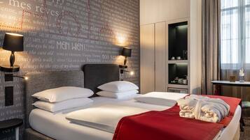 Privilege, Habitación, 1 cama de matrimonio | Minibar, caja fuerte, escritorio y tabla de planchar con plancha