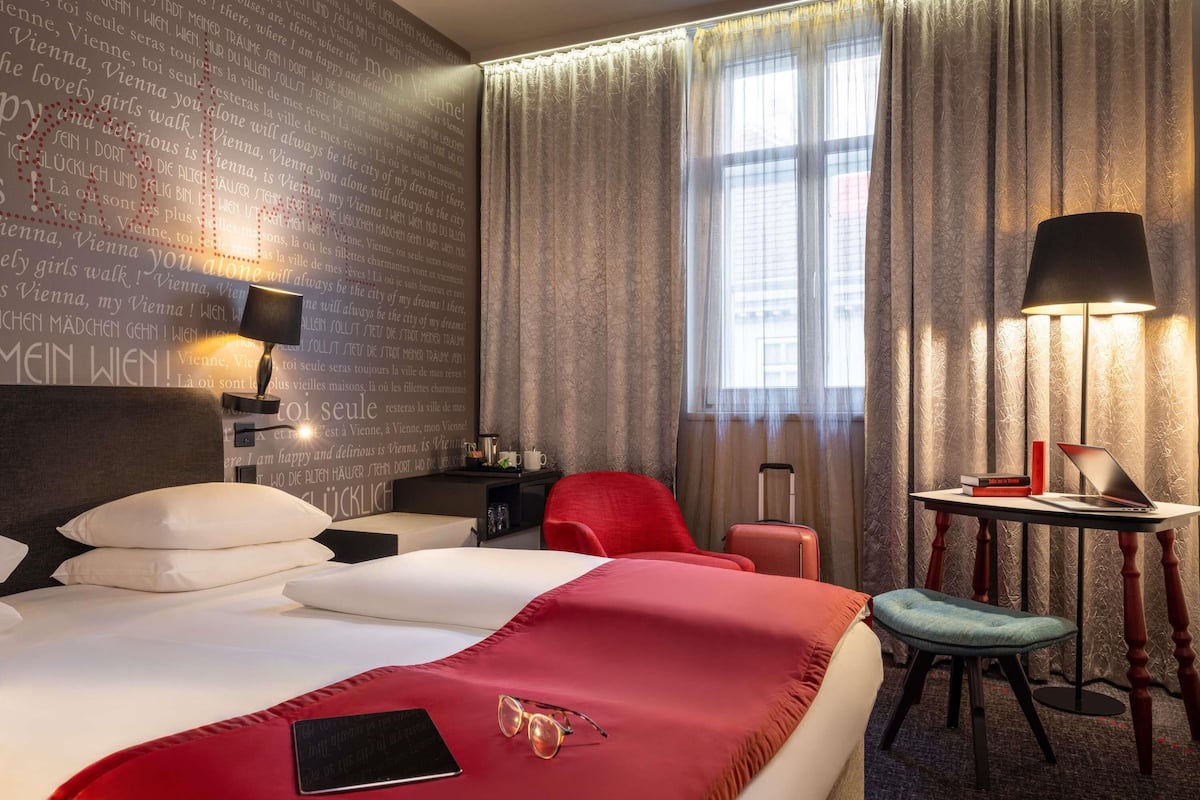 Quarto standard, 1 cama de casal | Frigobar, cofres nos quartos, escrivaninha