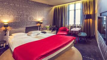 Seprai premium, minibar, brankas, dan meja kerja