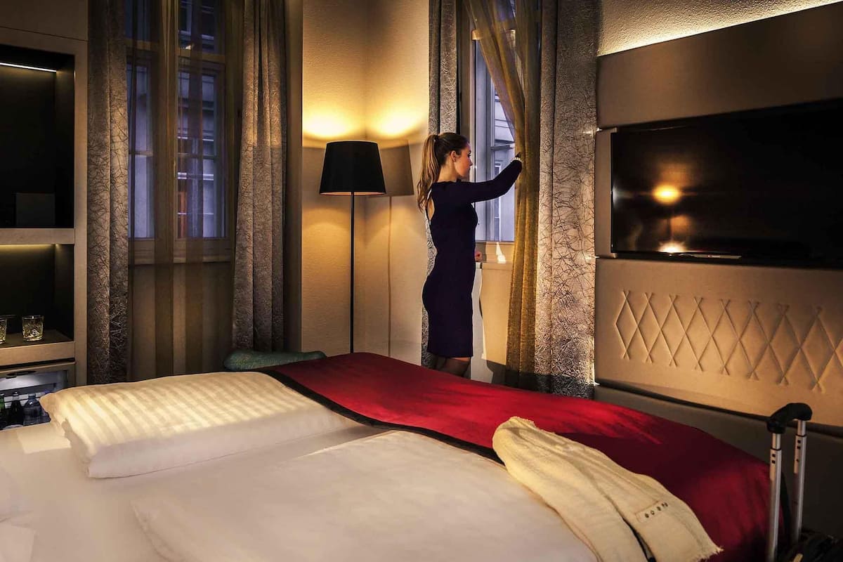 Privilege, Room, 1 Queen Bed | Premium bedding, minibar, in-room safe, desk