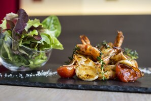 Breakfast, lunch and dinner served - Mercure Vienna First (Vienna)