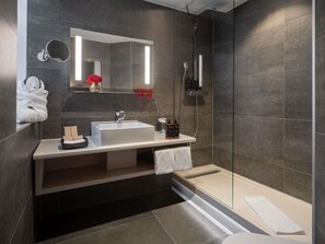 ميني بار وخزنة داخل الغرفة ومكتب ومكواة/لوح كي