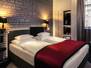 Roupas de cama premium, frigobar, cofres nos quartos, escrivaninha