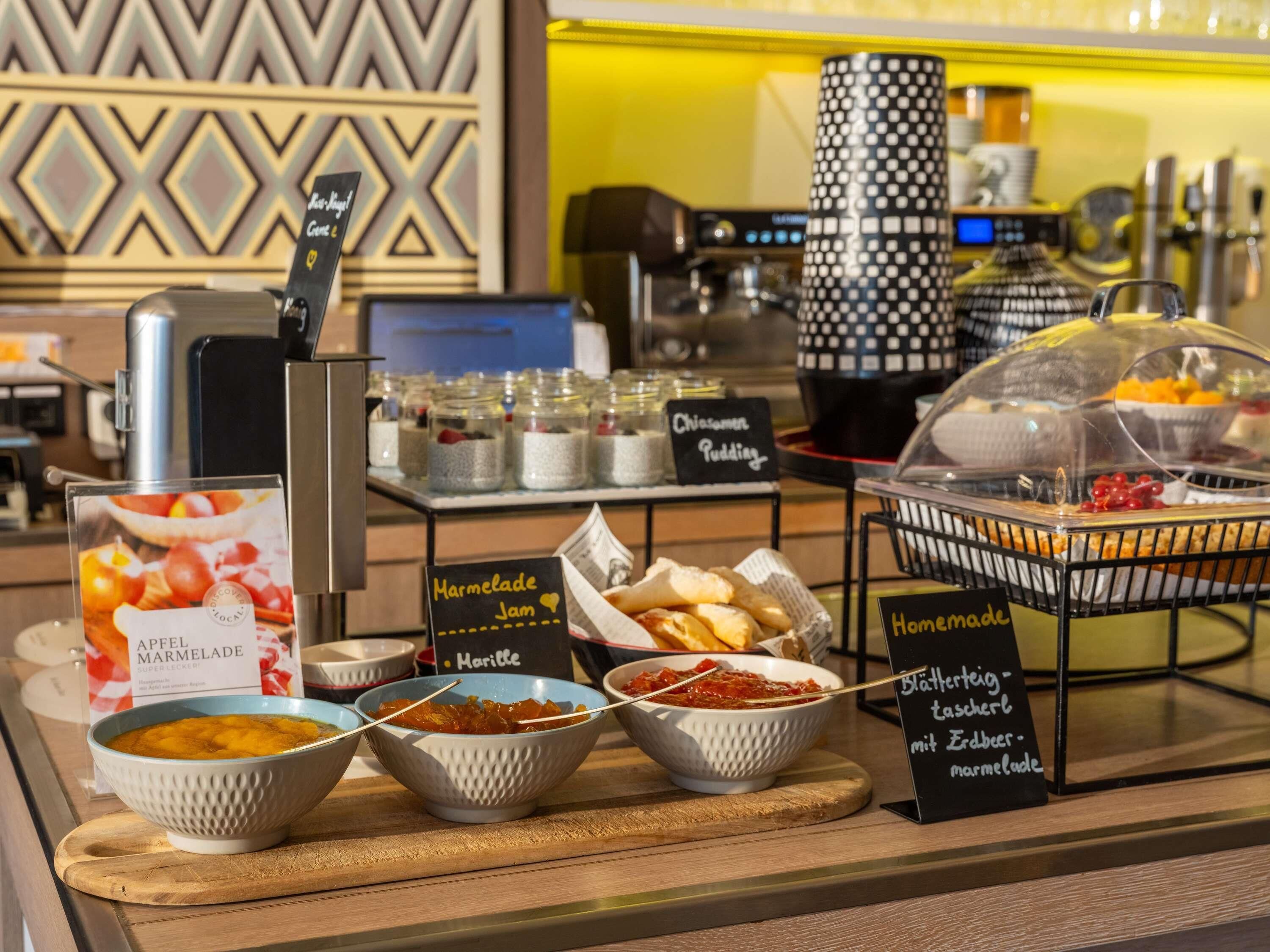 Desayuno buffet diario (EUR 26 por persona)