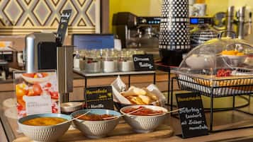 Desayuno buffet diario (EUR 26 por persona)