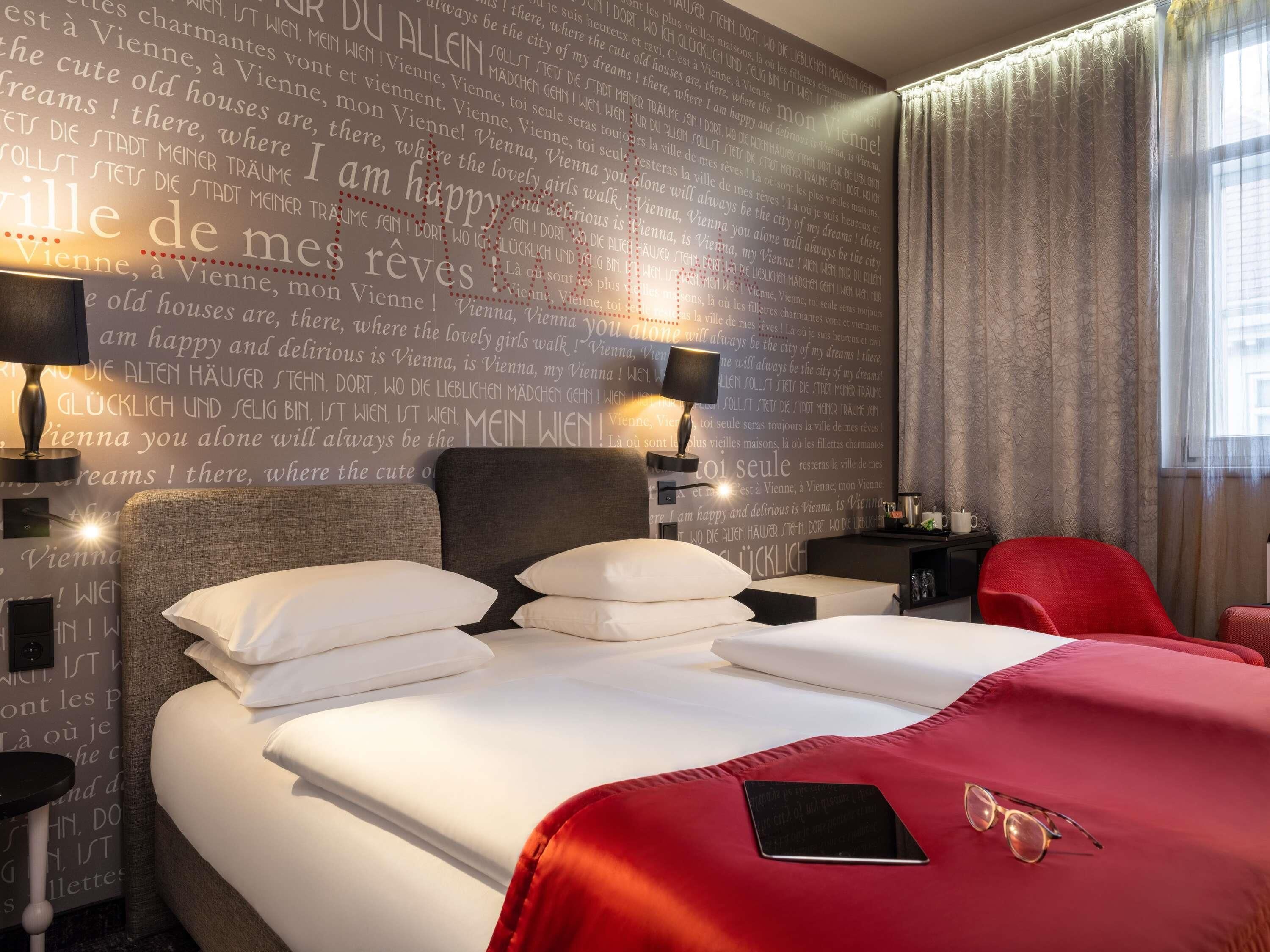 Minibar, caja de seguridad en la habitación y escritorio 