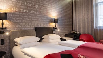 Minibar, caja de seguridad en la habitación y escritorio