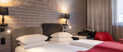 Minibar, caja de seguridad en la habitación y escritorio