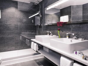 Standaard kamer, 1 tweepersoonsbed | Badkamer |  milieuvriendelijk toiletgerief, een haardroger, handdoeken, zeep