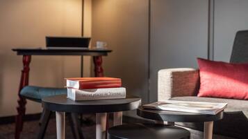 Minibar, Zimmersafe, Schreibtisch, Bügeleisen/Bügelbrett