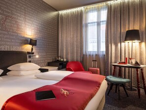 Rom – standard, 1 dobbeltseng | Minibar, safe på rommet, skrivebord og strykejern/-brett
