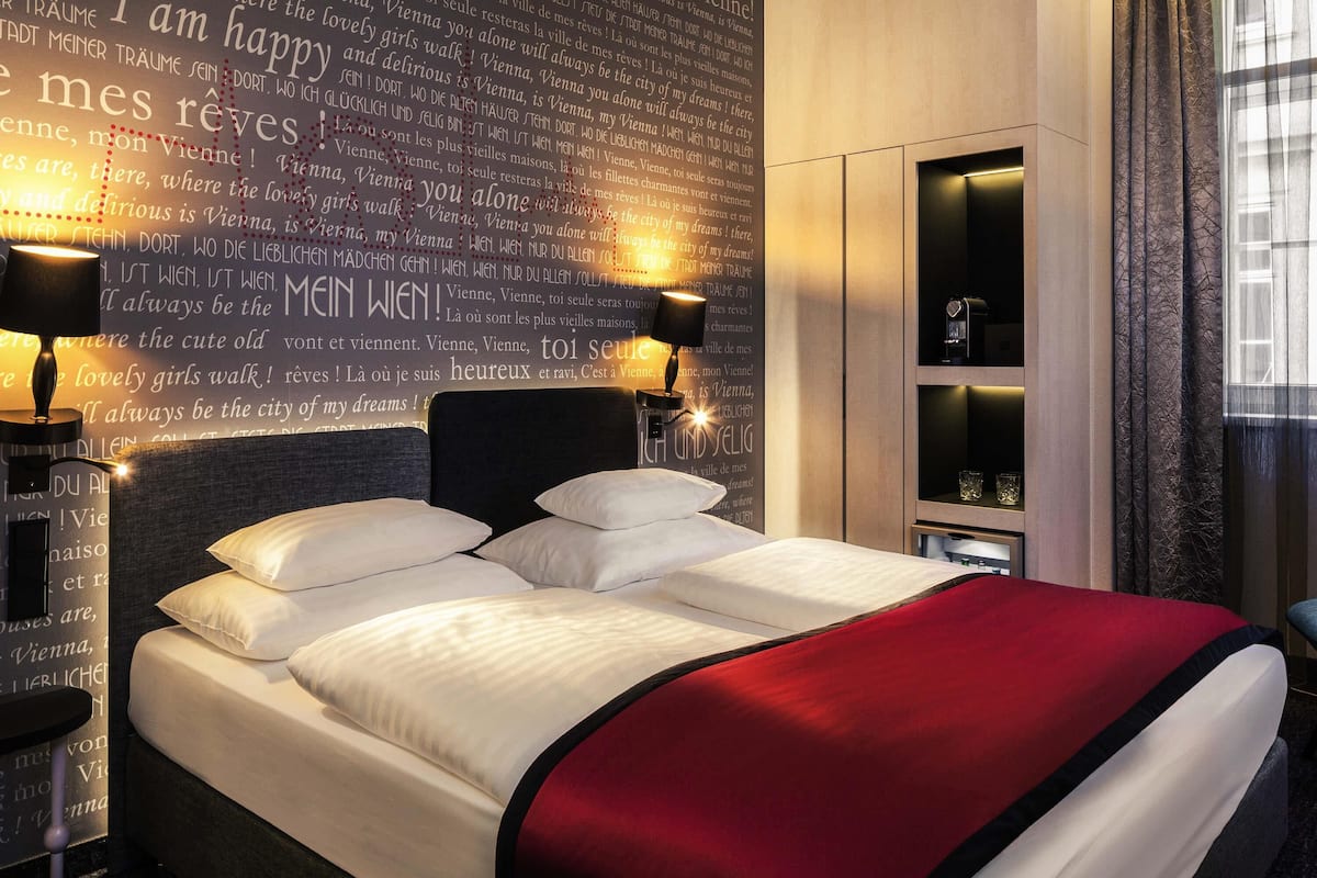 Roupas de cama premium, frigobar, cofres nos quartos, escrivaninha