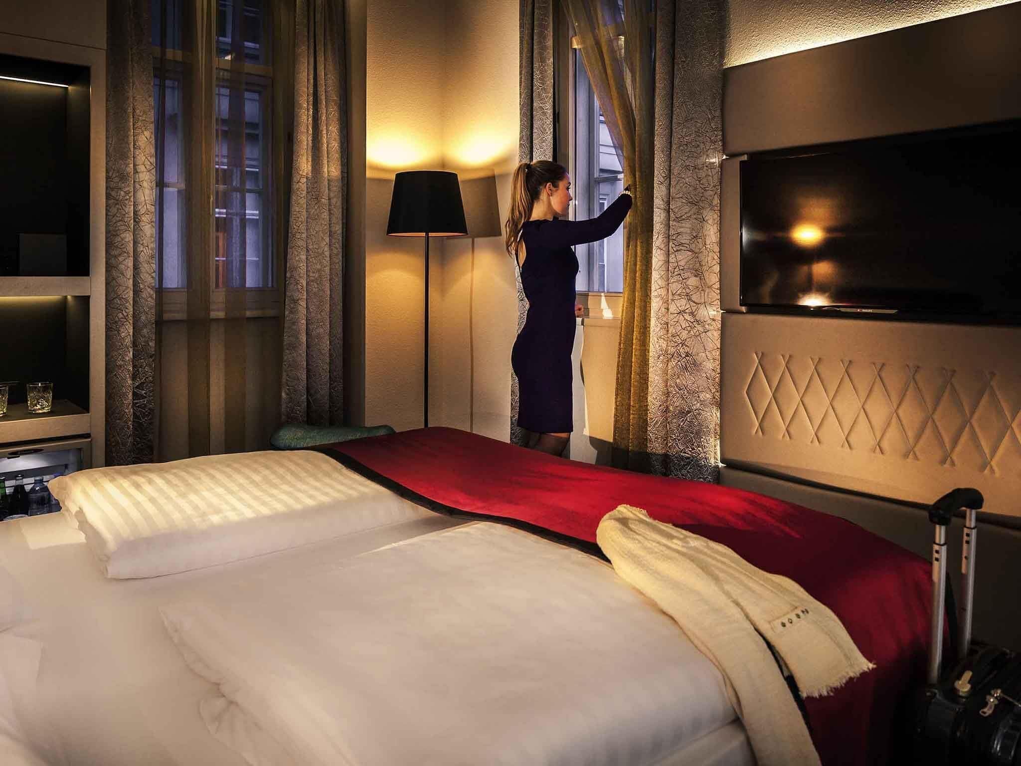 Privilege, Room, 1 Queen Bed | Premium bedding, minibar, in-room safe, desk