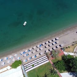 在海滩、沙滩椅、海滩遮阳伞、间海滩酒吧