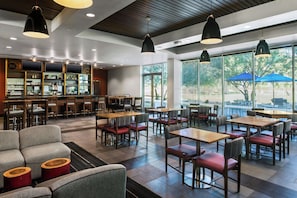 Un área de bar moderna con asientos y una barra.