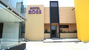 A hotel entrance with a sign reading "HOTEL ROSS". - Hotel Ross Morelia (Morelia)