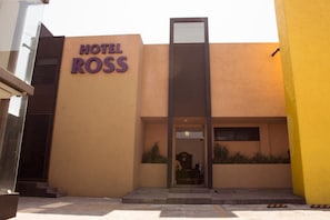 A building with a sign that reads "HOTEL ROSS".